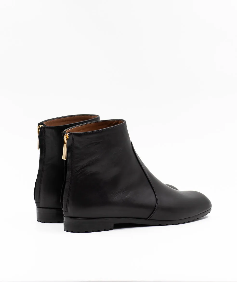 Minimalistic ankle boots in black leather