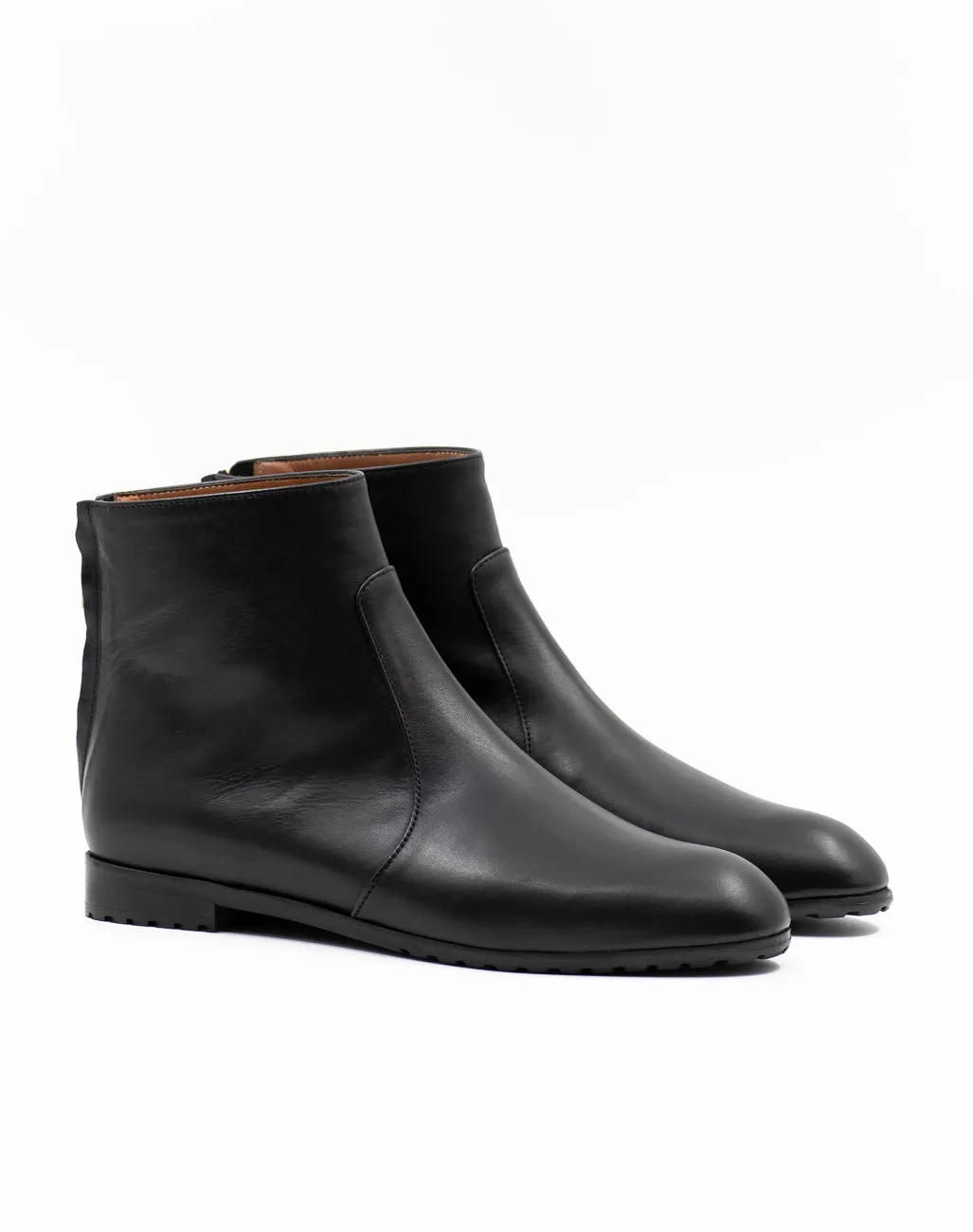 Minimalistic ankle boots in black leather