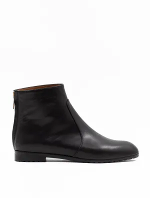 Minimalistic ankle boots in black leather